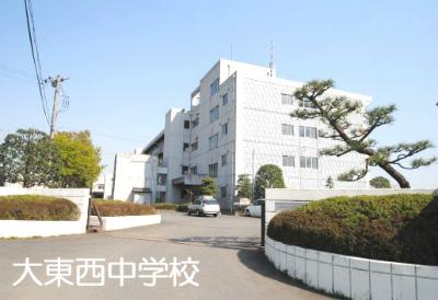 Junior high school. 1100m to large east and west junior high school