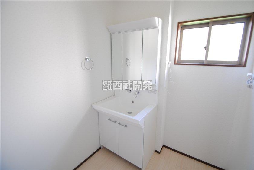 Wash basin, toilet. Indoor (10 May 2013) Shooting