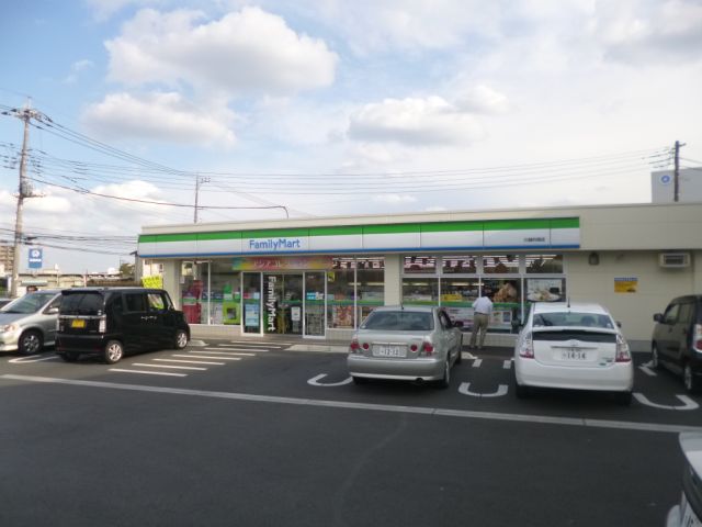 Convenience store. 430m to Family Mart (convenience store)