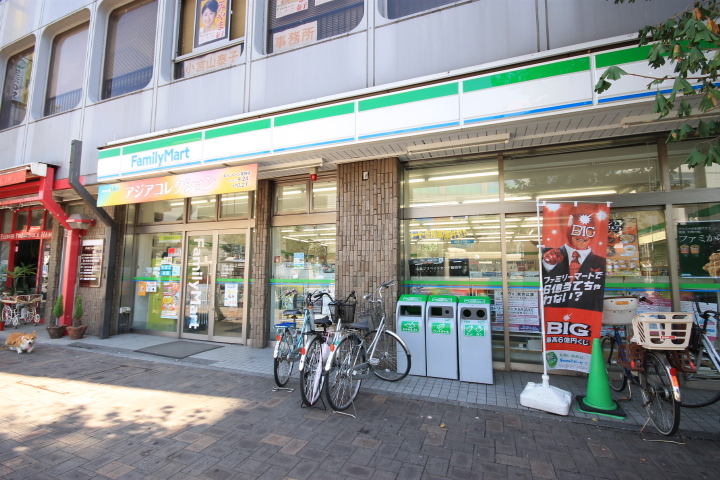 Convenience store. FamilyMart Honkawagoe Station store up to (convenience store) 90m