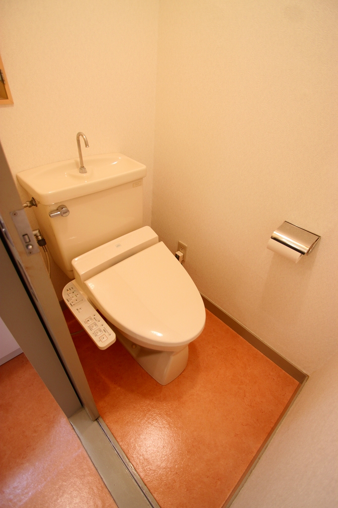 Toilet.  ■ Same apartment It is similar to photo