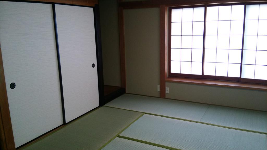 Living and room. Alcove with a Japanese-style room. Spacious is between 8 tatami! 