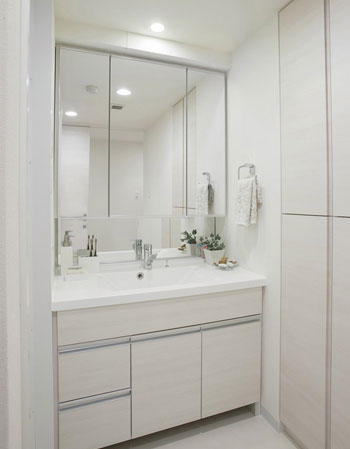 Bathing-wash room.  [Three-sided mirror (mirror cabinet)] It was to ensure clean dispose of storage space from small parts to cosmetics of stock.