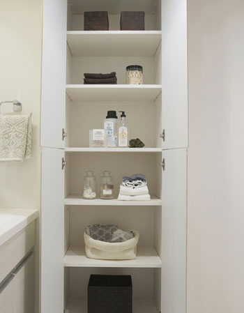 Bathing-wash room.  [Linen cabinet] Installation basin around, such as towels and hygiene products is a linen cabinet that over with and refreshing to wash room.