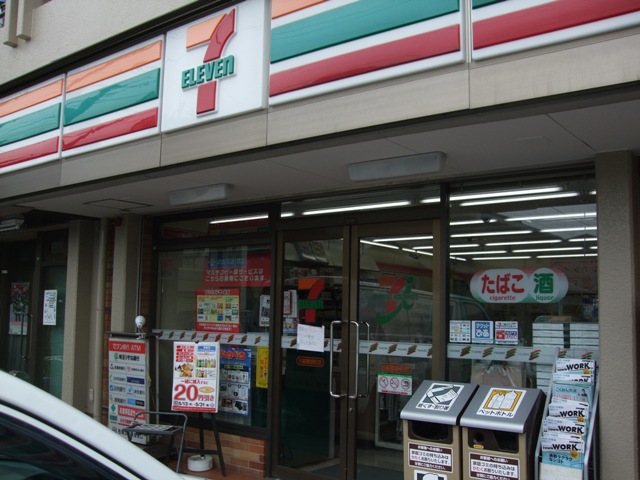 Convenience store. Seven-Eleven (convenience store) to 400m