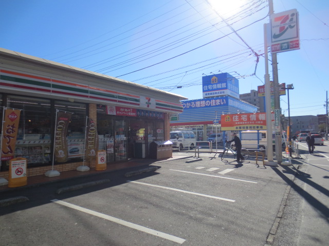 Convenience store. Seven-Eleven (convenience store) to 400m