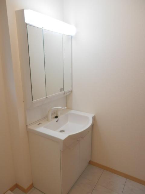 Wash basin, toilet. Local (10 May 2013) Shooting