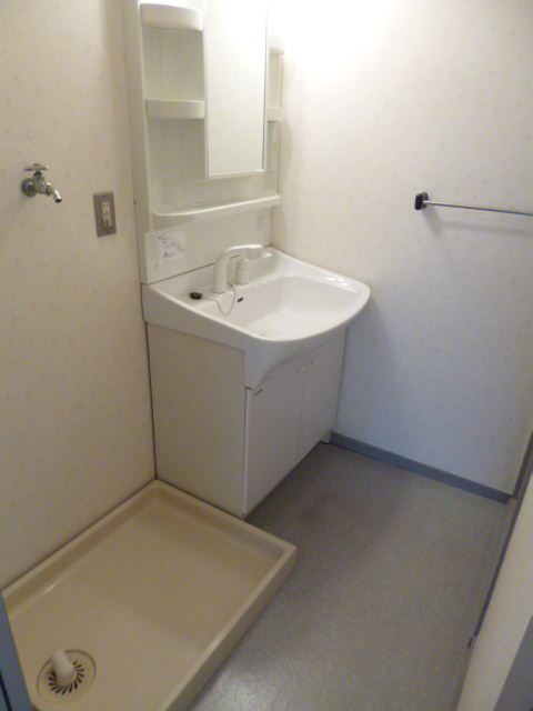 Washroom. And washroom also has been based on white, There is a feeling of cleanliness.