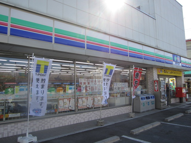 Convenience store. Three F Kawagoe Shinjuku up (convenience store) 256m