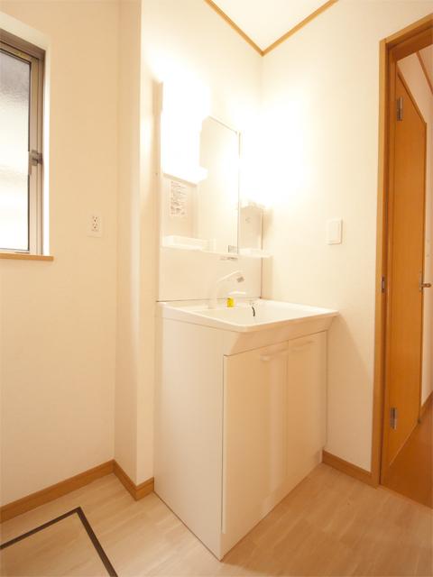 Wash basin, toilet. Room (August 2013) Shooting