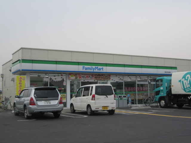 Convenience store. 700m to FamilyMart Kawagoe Kamiterayama store (convenience store)