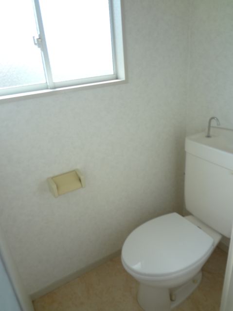 Toilet. With a window to the toilet ☆ Shimo ventilation! 