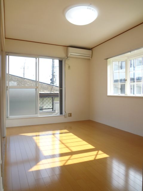 Living and room. Day since the bay windows also ・ Ventilation good