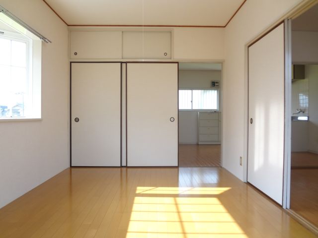 Living and room. Freely use by removing the sliding door