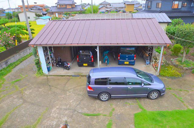 Parking lot. Parking is a 2 car garage with a roof is parked ^^
