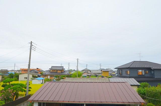 View photos from the dwelling unit. Is the view from the balcony facing the south! Landscape green was calm in the rich