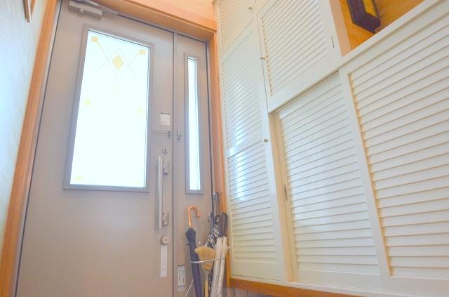 Entrance. Corridor is also bright because the sunlight is inserted from the front door!