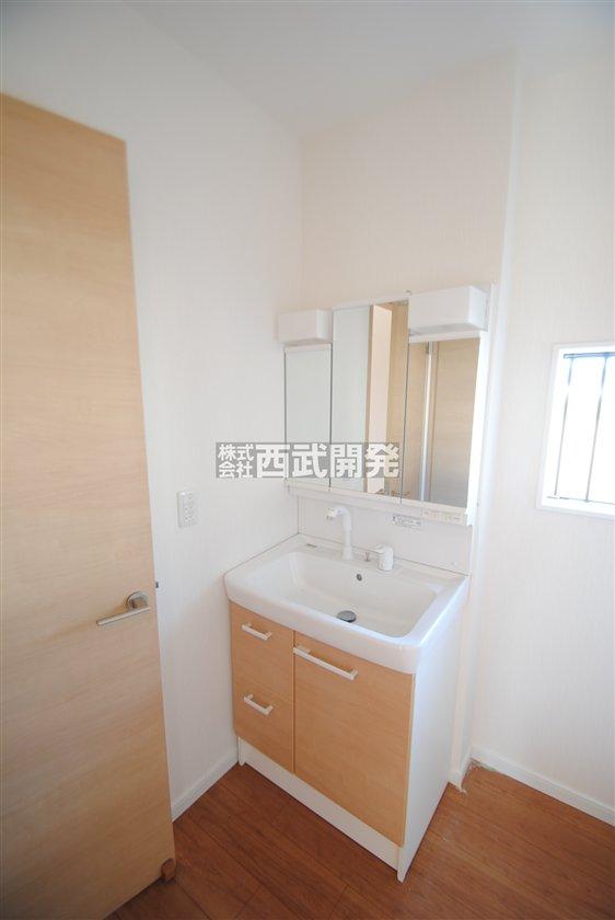 Wash basin, toilet. Indoor (10 May 2013) Shooting