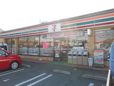 Convenience store. 300m to Seven-Eleven (convenience store)