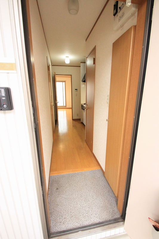 Entrance.  ■ Same apartment It is similar to photo