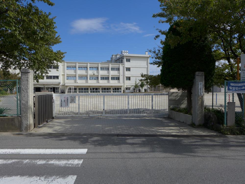 Primary school. 1190m to large east and west elementary school