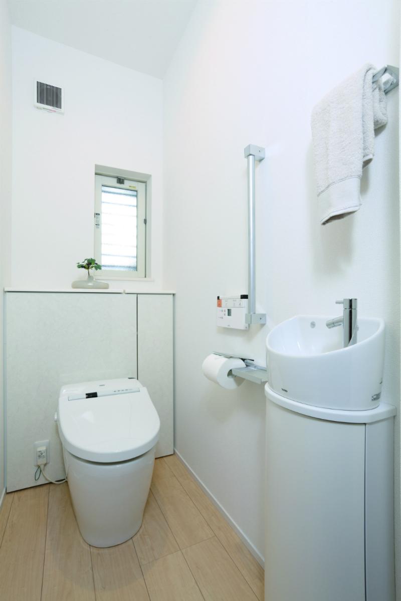 Other Equipment. Bidet function of the low silhouette integral water-saving toilet bowl. Adopt a water-saving toilet bowl that was 61 percent cut conventional cleaning water. Clean cleaning easier, Friendly specifications in the household. 