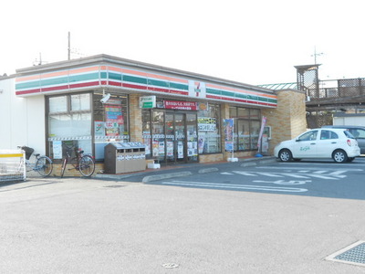 Convenience store. 900m to Seven-Eleven (convenience store)