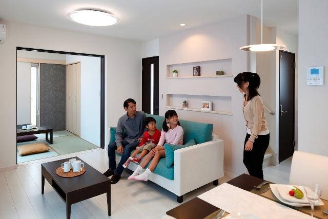 Living. Always through the living room because the back and forth with the second floor of the room, Also spread the natural communication among family members.