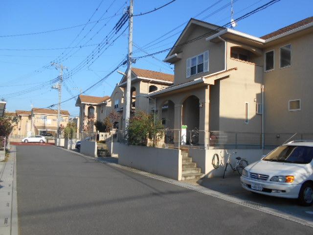 Local photos, including front road. Spacious 6M road, Are few residents-only roads through