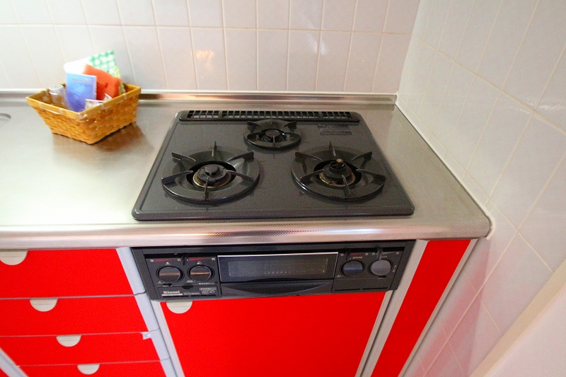 Kitchen. 3-neck with gas stove