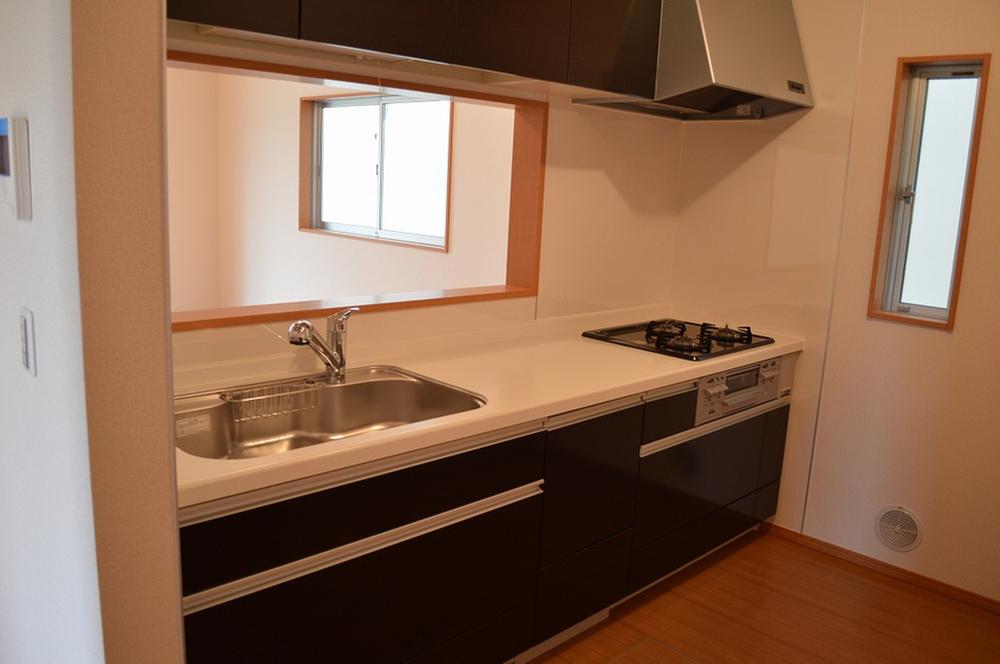 Kitchen. ■ You can housework while looking at the face of the face-to-face system Kitchen family. Storage is also abundant.