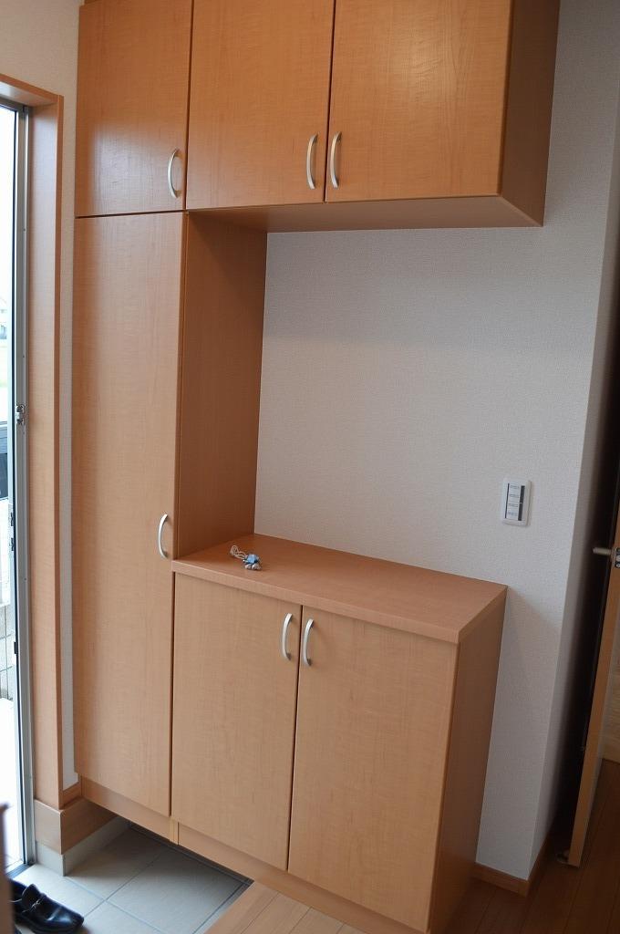 Receipt. ■ Shoebox of large capacity