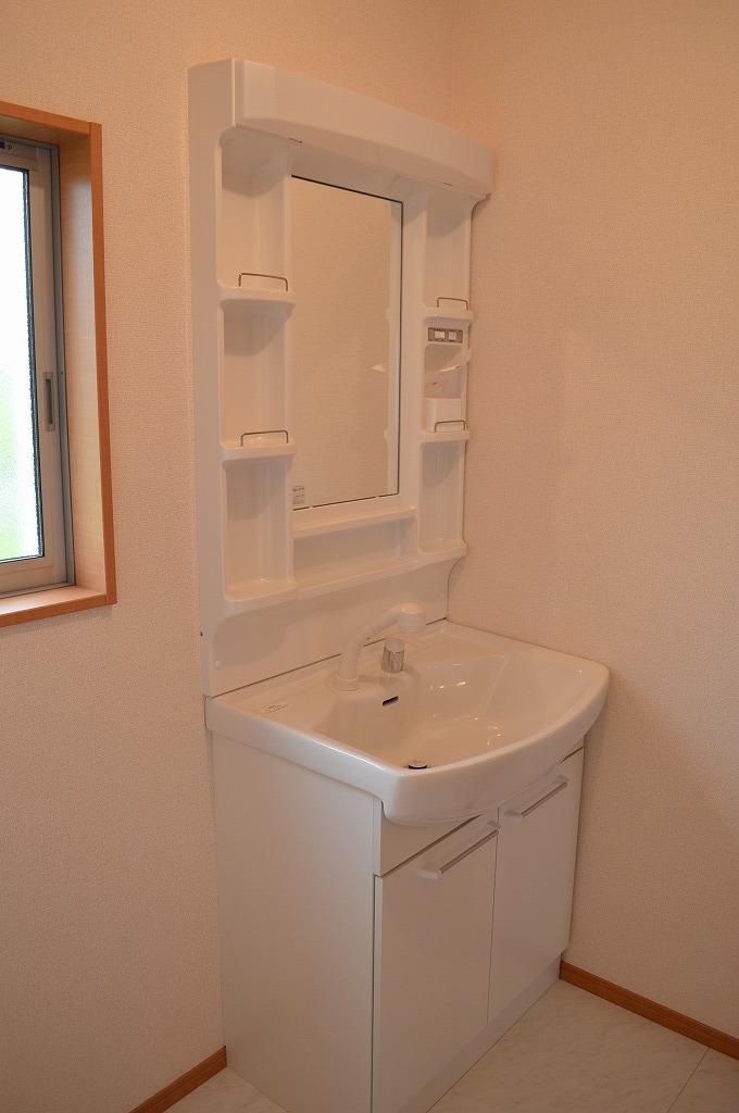 Wash basin, toilet. ■ Spacious 1 square meters washroom of Is the space of the room can put a big washing machine.