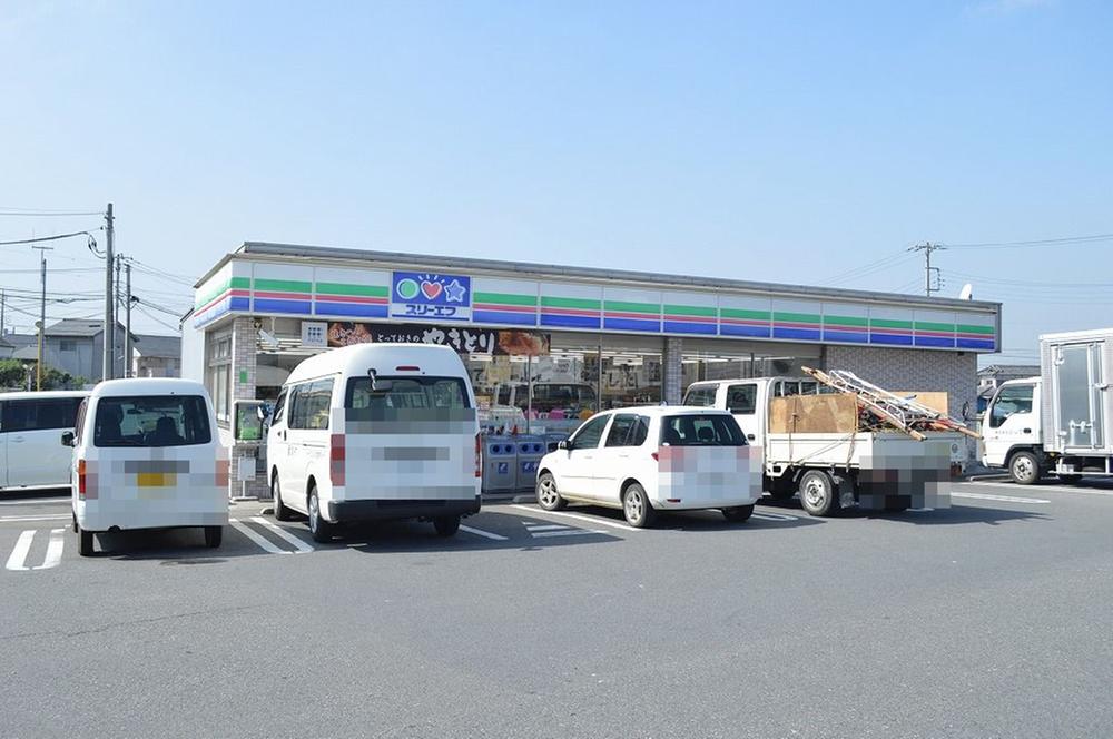 Convenience store. Three F until Kawagoe Kinome shop 885m is also useful for small shopping.