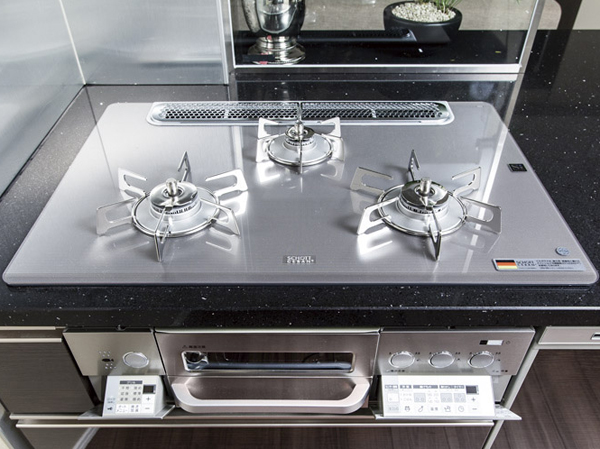 Kitchen.  [Glass top stove] Resistant to heat and shock, Sticking can also wipe a quick stubborn oil stains and cooking, Also adopted a simple glass top stove care.  ※ Optional specifications