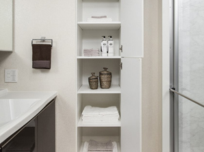 Bathing-wash room.  [All houses with linen cabinet] To the wash room of all dwelling units, The linen cabinet can hold towels and accessories were available. Okeru kept neat and tidy, clean full of a feeling of space, It is devised convenient storage.