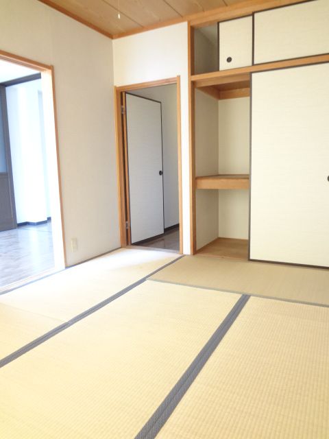 Living and room. The bedroom is determined by the calm tatami rooms!