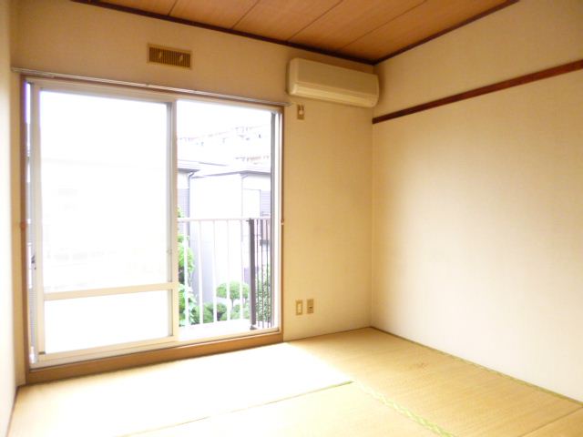 Living and room. Comfortable with large windows and air conditioning