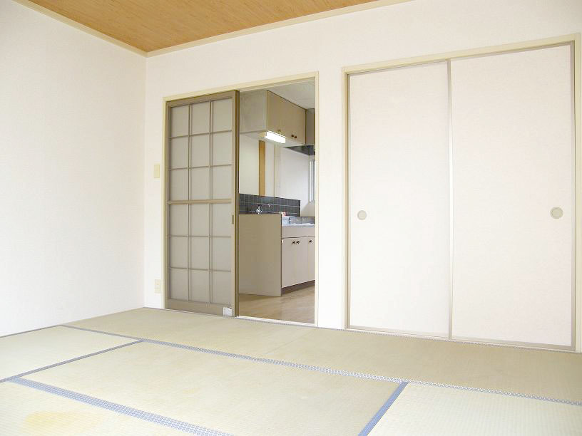 Living and room. Japanese-style room 8 quires of sunny 1K