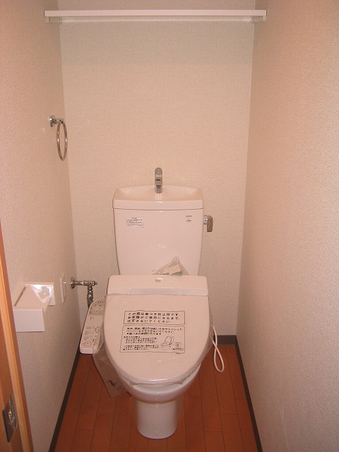 Toilet. It is a photograph of the same type.