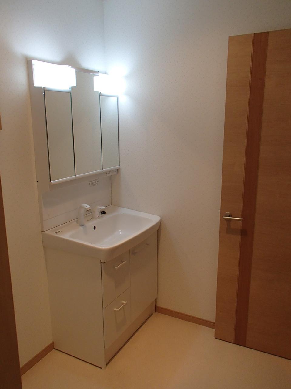 Wash basin, toilet. Indoor (12 May 2013) Shooting