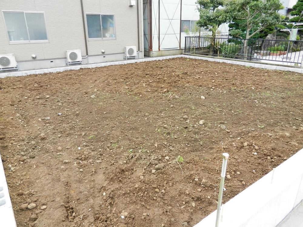 Garden. It is the south side of the garden Local (10 May 2013) Shooting