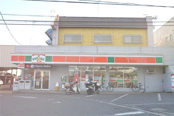 Convenience store. 400m until Thanksgiving