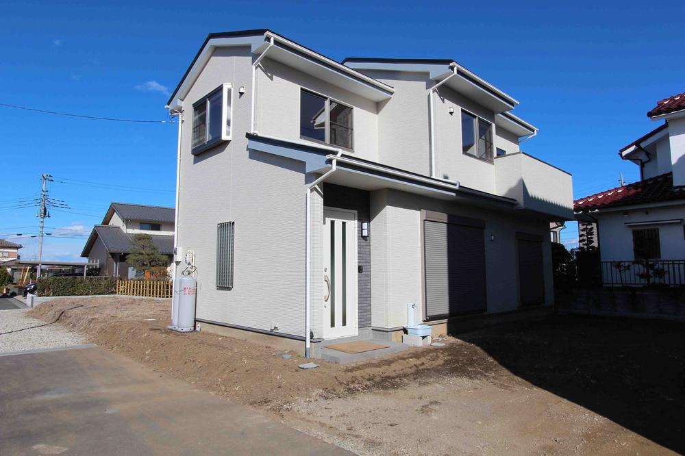 Local photos, including front road. Local appearance photo