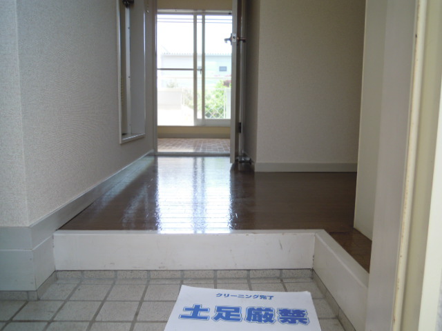 Entrance. Right clothes, The left is the large storage. 