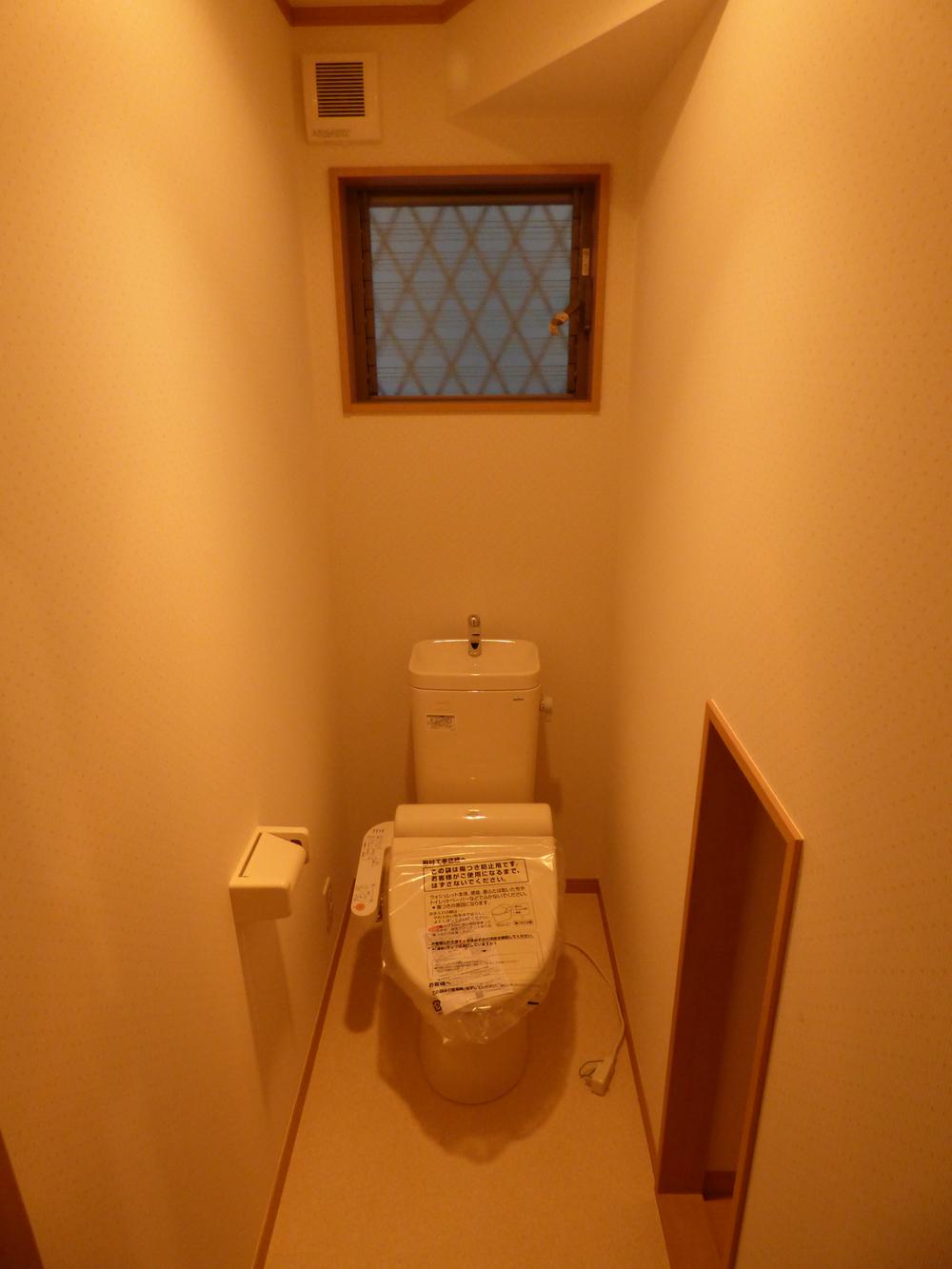 Toilet.  [First floor toilet] (December 2013) Shooting