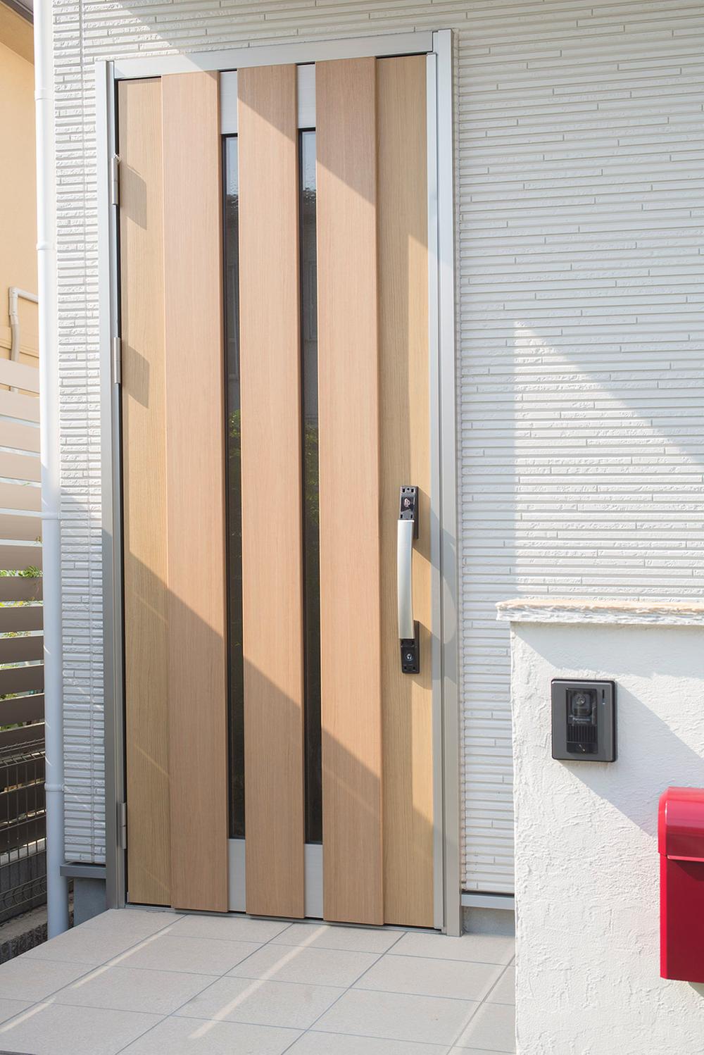 Same specifications photos (appearance). ■ The high heat-insulating door is in thermal insulation door entrance. It adopted a multilayer glass insulation panel door of the aluminum profile frame and the door thickness 42mm, It does not escape the room of heat.