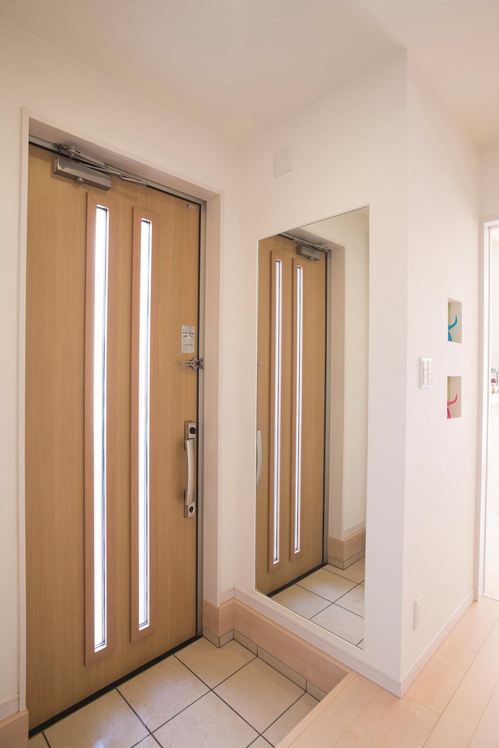 Same specifications photos (Other introspection). ■ It installed a large mirror that grooming can check the entrance mirror entrance.