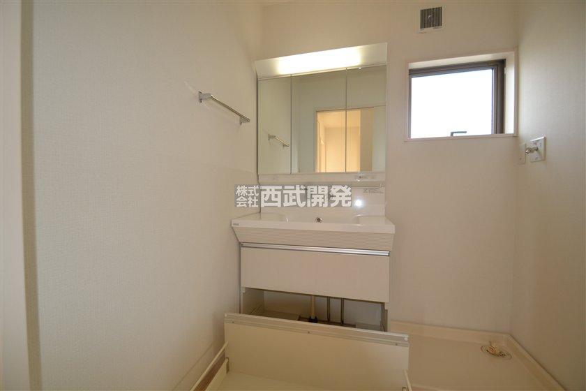 Wash basin, toilet. Indoor (12 May 2013) Shooting