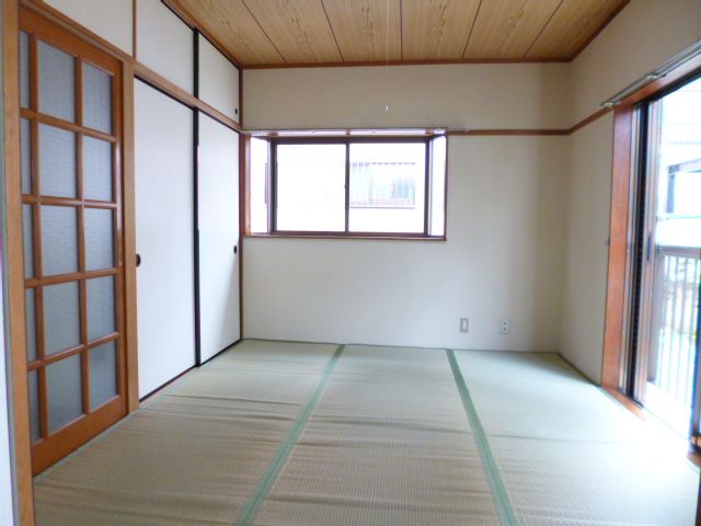 Living and room. Bay window with a tatami room GOOD